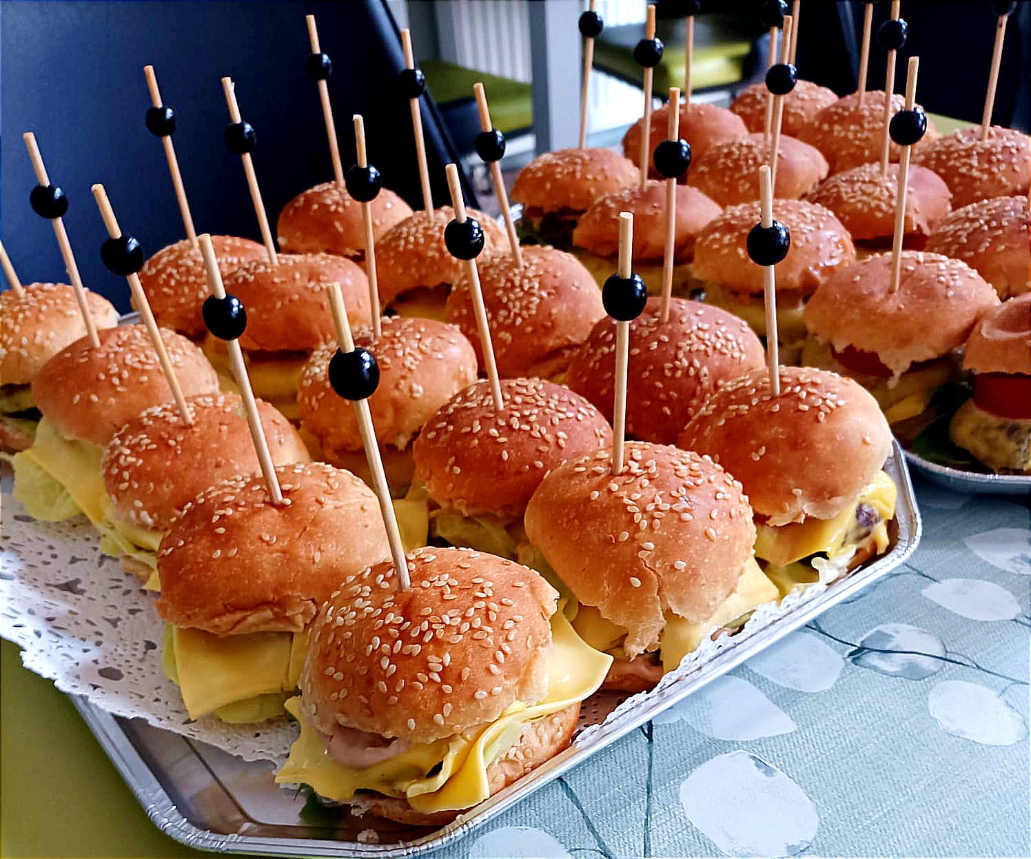 Mini burgery sliders z serem na tacy