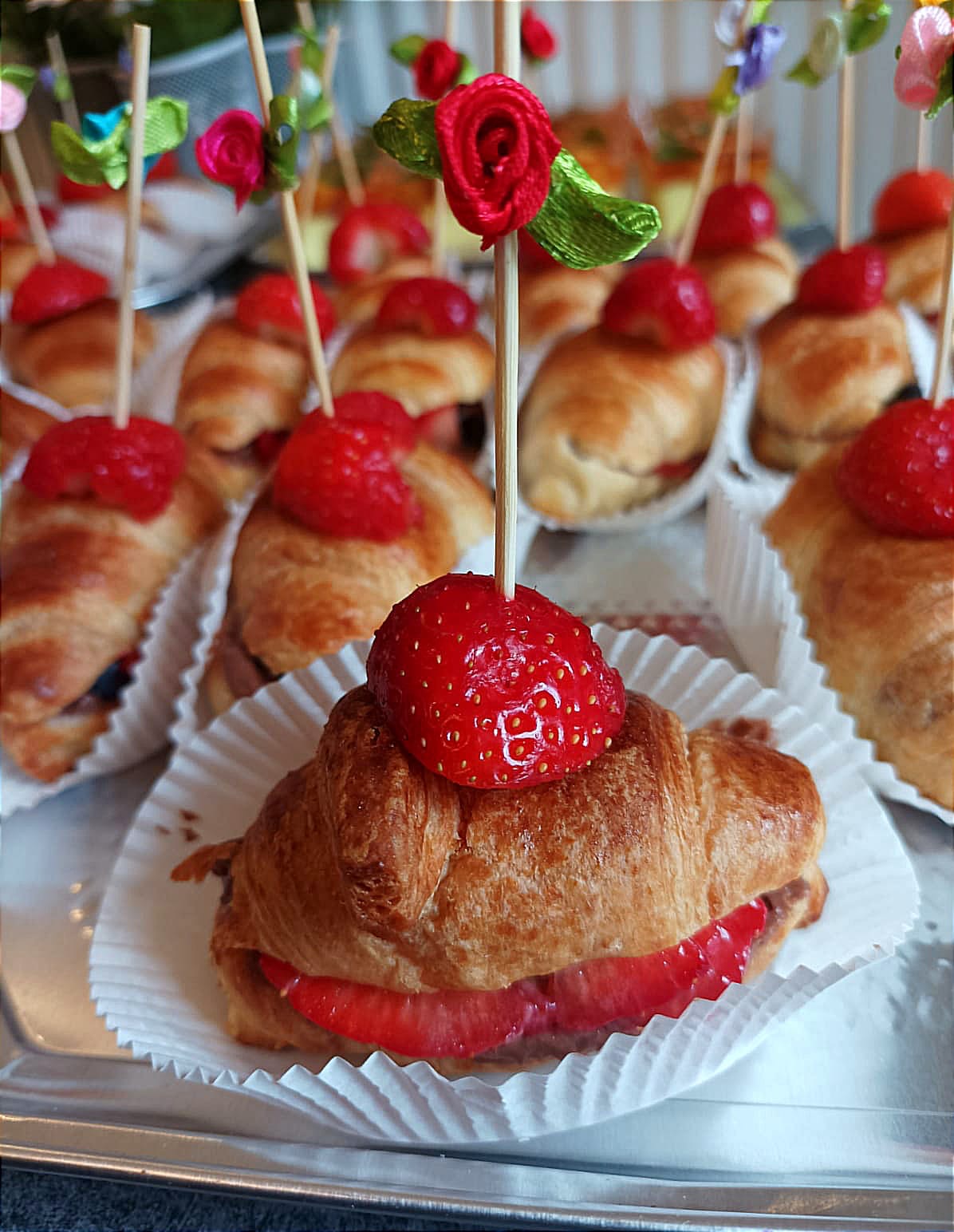 Mini croissanty z kremem i świeżymi truskawkami