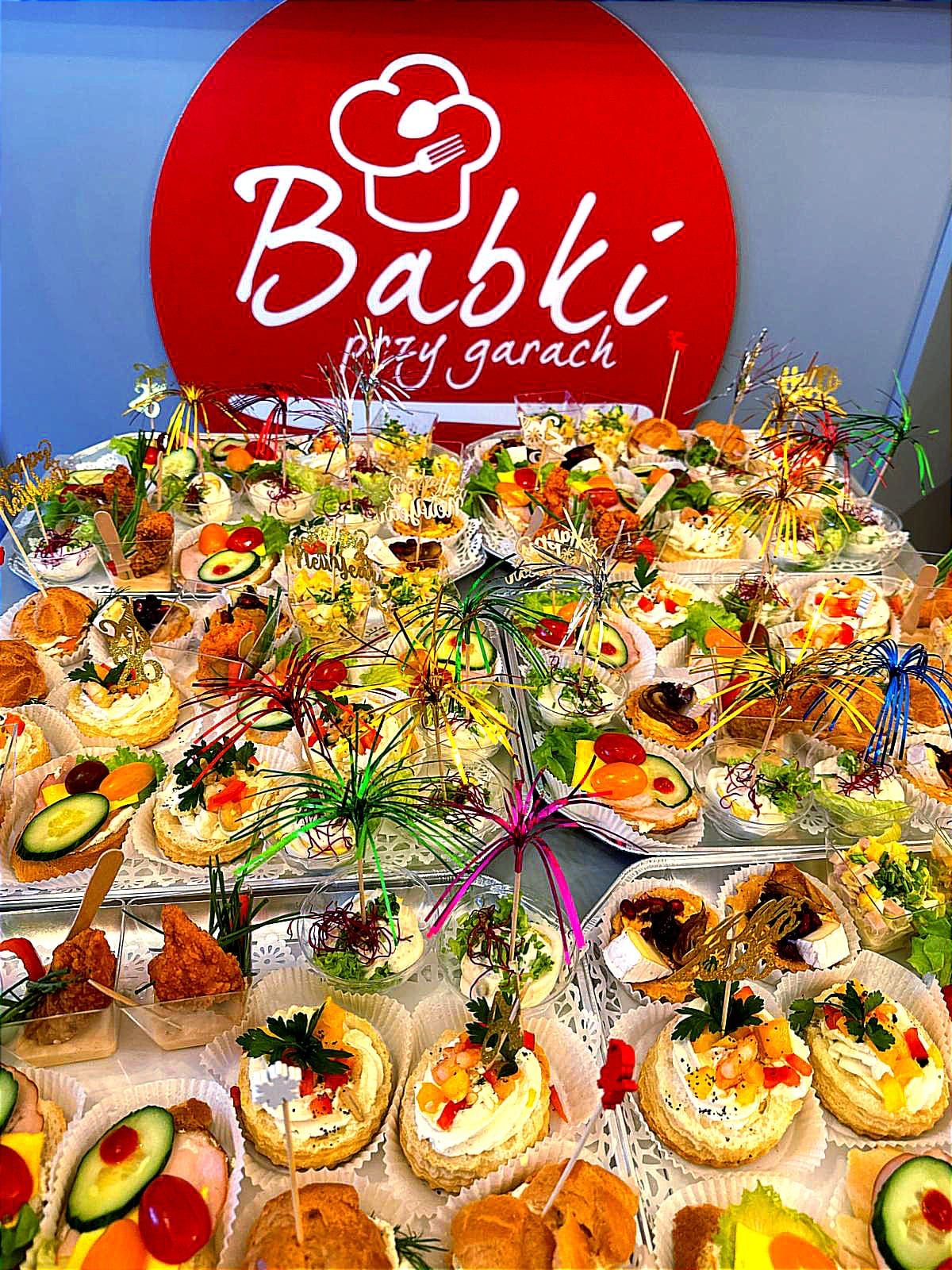 Pełny stół cateringowy Babki przy garach
