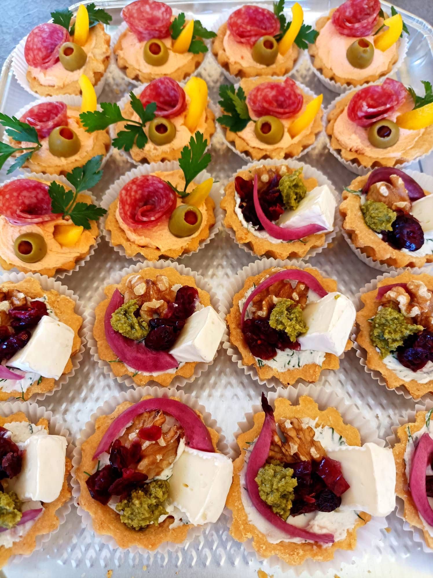 Tartaletki z różnymi nadzieniami — salami, brie, pesto